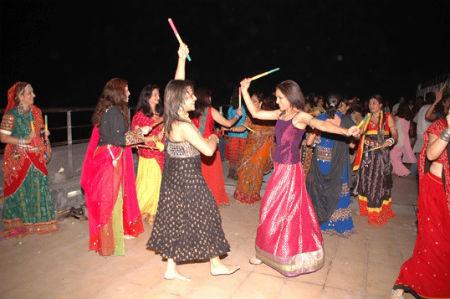 Navratri 2017 Hairstyles: 5 Quick and Gorgeous Hairstyles for Your Garba  and Dandiya Nights! | India.com