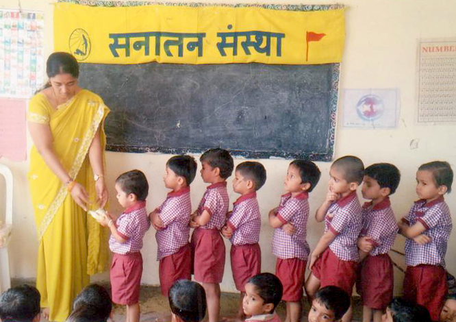 शालेय विद्यार्थियों के लिए संतुलित आहार एवं निरोगी जीवन पर मार्गदर्शन एवं फल वितरण