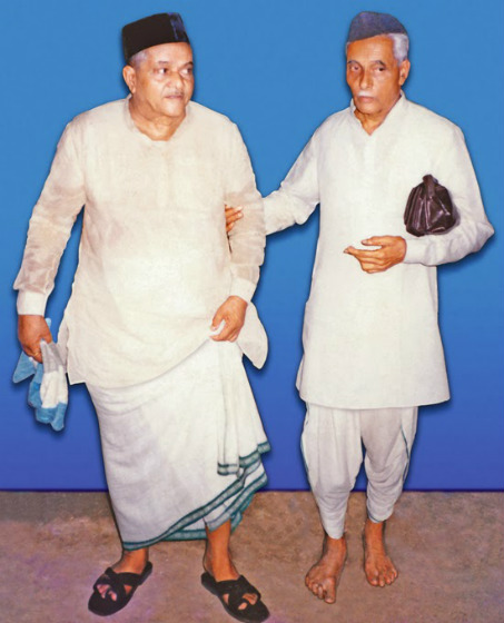  प.पू. भक्तराज महाराज यांच्या सोबत <br /> त्यांच्या सावलीप्रमाणे वावरणारे प.पू. रामानंद महाराज” title=” प.पू. भक्तराज महाराज यांच्या सोबत <br /> त्यांच्या सावलीप्रमाणे वावरणारे प.पू. रामानंद महाराज” /><br />
<br /> प.पू. भक्तराज महाराज यांच्या सोबत <br /> त्यांच्या सावलीप्रमाणे वावरणारे प.पू. रामानंद महाराज
</div>
<p><!-- / Template: bits_art_attached_image -->
</p>
<h2></h2>
</p>
<h2>२. प.पू. रामजीदादांचा शिष्य ते गुरु प्रवास !</h2>
<h3>२ अ. गुरुप्राप्ती</h3>
<p> संत भक्तराज महाराजांप्रमाणेच प.पू. रामानंद महाराजांचे सद्गुरुही अनंतानंद साईश हेच होते. सद्गुरूंच्या निर्वाणानंतर प.पू. बाबा (संत भक्तराज) त्यांच्या गादीचे उत्तराधिकारी झाले. तेव्हापासून प.पू. दादांनी बाबांना गुरु मानले.</p>
</p>
<h3>२ आ. गुरुसेवा</h3>
<p> प.पू. अनंतानंदांचा आणि सदगुरूंच्या निर्वाणानंतर प.पू. भक्तराजांचा मुक्काम प.पू. रामानंद महाराजांकडेच असायचा. मोठे कुटुब, तुटपुंजे वेतन या परिस्थितीतही येणारा प्रत्येक पाहुणा, भक्तमंडळी कधीही विन्मुख गेली नाही.</p>
</p>
<h3>२ इ. गुरूंनी केलेले कौतुक</h3>
<p> प.पू. रामानंदांची सेवा, त्याग, भक्ती, निष्ठा यांनी प.पू. भक्तराज प्रसन्न झाले आणि म्हणूनच म्हणाले, &lsquo;&lsquo;शंभर भक्तराज होतील; पण रामजीसारखा एक शिष्य होणे कठीण.&rsquo;&rsquo;</p>
</p>
<h3>२ ई. हनुमंतासारखी सेवा </h3>
<p> उज्जैन येथील बाबांच्या भक्त सौ. शुभदा पागे या संत भक्तराज महाराज आणि प.पू. रामानंद महाराज यांच्यातील नाते पुढील शब्दांत सांगतात,<br />
 &lsquo;संत भक्तराज महाराज यांच्या पुण्यातील कांदळी आश्रमाजवळच प.पू. दादांचे निरगुड गाव आहे ! श्री दादांचे कुलदैवत श्री हनुमंत आणि निरगुड येथेही श्री हनुमंताचे मंदिर आहे. हे सांगण्याचे कारण &lsquo;जे नाते श्री रामप्रभूंचे आणि श्री हनुमंताचे, तेच नाते श्री सद्गुरु बाबांचे आणि प.पू. श्री दादांचे आहे.&rsquo; (संदर्भ : गुरुपूजा, १८.७.२००८)</p>
</p>
<h3> २ उ. प.पू. बाबांनी प.पू रामजीदादांना उत्तराधिकारी करणे</h3>
<p> प.पू. भक्तराजांच्यानंतर त्यांच्याबरोबर छायेसारखे वावरलेले, लक्ष्मणासारखे त्यांच्या मागून जाणारे त्यांचे गुरुबंधु प.पू. दादांनी चाळीस वर्षे प.पू. बाबांची सेवा जिवाभावाने केली. त्यांच्या खडतर सेवेमुळे १९८७ साली मोरटक्का आश्रमात झालेल्या विष्णुयागाच्या वेळी प.पू. बाबांनी त्यांचे नामकरण &lsquo;रामानंद&rsquo; असे केले. &lsquo;प.पू. सदगुरु बाबा आपल्या मुखाने, कधी प्रत्यक्ष, तर कधी अप्रत्यक्षपणे भक्तांना सांगत, &lsquo;मला आता ओवाळू नका. आता रामानंदांना ओवाळा !&rsquo; आपल्या दिव्य निर्वाणापूर्वी जसे सद्गुरु अनंतानंदांनी प.पू. बाबांना आपल्यासमोर वंदायला लावून आपल्या उत्तराधिकारी उद्घोषित केले. तसेच प.पू. बाबांनी श्री सद्गुरु रामानंदांना केले.</p>
</p>
<h2>३. गुरुकार्य</h2>
<h3>३ अ. प.पू. भक्तराज महाराजांची भजन,<br />
भ्रमण आणि भंडारा, ही भक्तीमार्गाची परंपरा चालू ठेवणे</h3>
<p> प्रीतीरूप बाबांच्या निर्वाणानंतर त्यांच्यासारखेच सगळ्या भक्तांना प.पू. दादांनी आईच्या मायेने वागवले. प.पू. भक्तराजांनी भजनाच्या माध्यमातून भक्तपरिवार वाढवला. लोकसंग्रह केला. त्यांची भजन, भ्रमण आणि भंडारा, ही भक्तीमार्गातील परंपरा प.पू. सद्गुरु रामानंदांनी तशीच पुढे चालवली. &lsquo;संसारात राहूनच साधना करा, प्रापंचिक माणसाने भक्तीमार्गानेच जावे&rsquo;, असा उपदेश त्यांनी केला. प.पू. बाबांच्या भजनातून मिळणारा तोच आनंद आणि त्याच अनुभूती प.पू. दादांच्या भजनातून मिळू लागल्या. प.पू. दादा आणि बाबा दोन नसून एकच आहेत, याची प्रचीती अनेक भक्तांनी घेतली.</p>
</p>
<h3>३ आ. &lsquo;ज्या भक्तांना सद्गुरु बाबांनी जी वचने दिली होती,<br />
त्यांची पूर्तता अभावितपणे प.पू. दादांनी केली.&rsquo; – सौ. शुभदा पागे, उज्जैन (गुरुपूजा, १८.७.२००८)</h3>
<h6>३ आ १. प.पू. बाबांनी सांगितलेले &lsquo;तुमच्या घरी भजन करणार&rsquo; हे प.पू. दादांनी पूर्ण करणे</h6>
<p> &lsquo;एकदा प.पू. बाबा मला म्हणाले, &lsquo;&lsquo;मी तुमच्या घरी येऊन भजन करणार आहे.&rsquo;&rsquo; ही गोष्ट मी विसरून गेलो. नंतर प.पू. बाबांनी देह ठेवला. आमचे नवीन घर झाल्यावर प.पू. दादा अचानक आले; त्यांच्याबरोबर सर्वश्री गिरीश दीक्षित, छंदा दीक्षित, मेहेर आणि पागेसाहेब अन् सौ. करंदीकर हे सर्वजण आले आणि भजन करून गेले.&rsquo; – श्री. राजन जावळे, मुंबई (गुरुपूजा, १८.७.२००८)</p>
</p>
<h2></h2>
<h2>४. प.पू. रामानंद महाराजांची<br />
अनुभवलेली &lsquo;शिष्य&rsquo; आणि &lsquo;गुरु&rsquo; अशी दोन रूपे !</h2>
<h3>४ अ. साध्या वेषात आणि नम्रतेने<br />
प.पू. भक्तराज महाराजांनी पाठवलेला<br />
 अल्पाहार घेऊन आलेले प.पू. दादा विठोबास्वरूप वाटणे</h3>
<p> &lsquo;ऑगस्ट १९८७ मध्ये प.पू. करंदीकर यांच्याबरोबर आम्ही इंदौरला गेलो होतो. इंदौरला प.पू. करंदीकरांनी प्रथम प.पू. धांडेशास्त्री यांची भेट घडवली आणि त्यानंतर प.पू. भक्तराज महाराजांच्या (बाबांच्या) भेटीसाठी भक्तवात्सल्याश्रमात घेऊन गेले आणि बाबांशी आमच्या सर्वांच्या ओळखी करून दिल्या. त्या वेळी प.पू. दादा (प.पू. रामानंद महाराज) अतिशय नम्रपणे प.पू. बाबांच्या बाजूला उभे होते. त्यानंतर प.पू. दादांनी आम्हाला इतरांकरवी चहा-पाणी आणून दिले. आमच्याशी त्यांचा विशेष असा परिचय झाला नव्हता. त्यानंतर संध्याकाळी &lsquo;हॉटेल श्रीमाया&rsquo;मध्ये जिथे आम्ही उतरलो होतो, तिथे परत आलो. प.पू. करंदीकरांबरोबर गप्पा, चर्चा झाली आणि आम्ही खोलीत जाऊन झोपलो.</p>
<p>
 सकाळी आठ वाजता दारावर &lsquo;टक् टक्&rsquo; असा आवाज झाला; म्हणून मी दार उघडले, तर समोर प.पू. दादा अगदी साध्या वेषात, नम्रतेने जिलेबीने भरलेली टोपली घेऊन उभे होते ! खरे म्हणजे त्या वेळी मला ते विठोबास्वरूप वाटले. फरक एवढाच की, विठोबाचे दोन्ही हात कमरेवर असतात, तर प.पू. दादांनी दोन्ही हातांनी जिलेबीची टोपली धरली होती ! एवढ्या सकाळी इतक्या नम्रतेने, अत्यंत साधेपणाने त्यांनी ती टोपली आमच्याकडे दिली आणि म्हणाले, &lsquo;&lsquo;प.पू. भक्तराज महाराजांनी तुमच्यासाठी हा अल्पाहार पाठवला आहे.&rsquo;&rsquo; मी त्यांना &lsquo;&lsquo;बसा. चहा घ्या.&rsquo;&rsquo; म्हणून सांगितले; पण ते चहा न घेताच निघून गेले. आता या प्रसंगाची आठवण झाल्यावर अप्रूप वाटते की, साक्षात् ईश्वरच आपल्या दारात प्रसाद घेऊन उभा होता आणि मी त्याला ओळखू शकले नाही.</p>
</p>
<h3>४ आ. प.पू. बाबांचे उत्तराधिकारी म्हणून प.पू दादा<br />
गादीवर बसल्यावर त्यांच्या सामर्थ्याची जाणीव होणे</h3>
<p> &lsquo;प.पू. बाबांच्या निर्वाणानंतर जेव्हा प.पू. दादा हे त्यांच्या (प.पू. बाबांच्या) गादीवर उत्तराधिकारी म्हणून बसले, तेव्हा त्यांचे खरे स्वरूप हळूहळू पाकळी-पाकळीने उलगडायला लागले. &lsquo;या माणसाचे सामर्थ्य केवढे आहे&rsquo;, याची हळूहळू जाणीव व्हायला लागली. प.पू. बाबा असेपर्यंत अजाणतेपणाने आम्ही त्यांच्याशी बरोबरीच्या नात्याने वागत होतो.&rsquo;</p>
</p>
<h6>४ आ १. प.पू. रामानंद महाराज यांनी सांगितल्याप्रमाणे पाऊस न पडणेआणि त्यामुळे त्यांचा पंचमहाभूतांवर ताबा असलेले बघायला मिळणे</h6>
<p> &lsquo;आम्ही विशाखापट्टणम्ला जात होतो. तेव्हा सगळीकडे मुसळधार पाऊस होता. गोदावरीला पूर आला होता. आदल्या दिवशी पुलावरून आगगाडी गेली नव्हती; पण आम्ही मात्र सुखरूप पोहोचलो. नंतर तेथून श्री. प्रभातकुमारांच्या &lsquo;हार्मोनी&rsquo;मध्ये रहायला गेलो. आंध्रप्रदेशमध्ये धुवांधार पाऊस पडत होता, तसेच विशाखापट्टणम् शहरातही पाऊस होता; पण &lsquo;हार्मोनी&rsquo;च्या भागात पाऊस पडत नव्हता. संध्याकाळी भजनाचा कार्यक्रम ठेवण्यात आला होता; परंतु काळे ढग जमत होते. आम्ही प.पू. दादांना शंका विचारली, &lsquo;&lsquo;संध्याकाळी भजन होईल का ?&rsquo;&rsquo; त्यावर ते म्हणाले, &lsquo;&lsquo;काळजी करू नका. अजिबात पाऊस येणार नाही.&rsquo;&rsquo; आणि खरोखरच भजन झाले. पाऊस अजिबात आला नाही. दुसर्&zwj;या दिवशी मात्र पाऊस कोसळला ! अशा तर्&zwj;हेने प.पू. दादांचे पंचमहाभूतांवर ताबा असलेले भव्य-दिव्य रूपही बघायला मिळाले.&rsquo; – डॉ. (सौ.) कुंदा जयंत आठवले, शीव, मुंबई. (गुरुपूजा, १८.७.२००८, पृष्ठ क्र. २० व २१)</p>
</p>
</p>
<h2>५. प.पू. रामानंद महाराज यांची त्यांच्या रामनाथी आश्रमाच्या भेटीच्या वेळी अनुभवलेली वैशिष्ट्ये</h2>
<p> &lsquo;प.पू. रामानंद महाराज (प.पू. दादा) यांनी गोव्यातील रामनाथी येथील सनातन संस्थेच्या आश्रमाला वैशाख कृ. प्रतिपदेला (कलीयुग वर्ष ५११०), म्हणजे २१.५.२००८ रोजी भेट दिली. या भेटीच्या वेळी मला त्यांच्या संदर्भात जे अनुभवायला मिळाले, त्यातून प.पू. दादांच्या संतत्वाचे काही वैशिष्ट्यपूर्ण पैलू समोर आले. यांतील राष्ट्र आणि धर्म यांविषयक त्यांच्या विचारांसंबंधीचे पैलू खूप महत्त्वाचे असल्याने ते येथे मांडत आहे.</p>
<h3></h3>
<h3>५ अ. राष्ट्र आणि धर्म यांविषयी प्रेरक<br />
विचार मांडणारे प.पू. रामानंद महाराज</h3>
<p> या भेटीच्या वेळी प.पू. दादांनी राष्ट्र आणि धर्म यांविषयी मोजक्या शब्दांत मार्गदर्शन केले. संत हे जगाकडे साक्षीभावाने पहात असतात. जो तो आपापल्या कर्माची फळे भोगत आहे, याचे त्यांना पूर्ण ज्ञान असते. त्यामुळे संत &lsquo;राष्ट्राची स्थिती कशी आहे, धर्माची स्थिती काय आहे&rsquo;, यांबाबतही साक्षीभावाने पहातात. काही मोजकेच संत या टप्प्याच्या पुढे जातात आणि राष्ट्र आणि धर्म यांचा विचार करतात. याचे उत्तम उदाहरण म्हणजे समर्थ रामदासस्वामी. &lsquo;राष्ट्र आणि धर्म यांचा विचार करणे&rsquo;, हे अशा संतांचे ज्ञानोत्तर कार्य असते, असे म्हणायला हरकत नाही. त्यामुळे प.पू. दादा हे संत असूनही राष्ट्र आणि धर्म यांचा विचार करतात अन् त्याबद्दल सांगतात, हे खूप महत्त्वाचे आहे. उच्च पातळीच्या संतांच्या बाबतीत महत्त्वाची गोष्ट म्हणजे त्यांच्या मनात राष्ट्र आणि धर्म यांचा विचार जरी आला, तरी मोठे कार्य होते. त्यांच्या मनात विचार येणे म्हणजे जणू तशा प्रकारचा संकल्प होणे असते. या संकल्पाचे बळ त्यासाठी कार्य करणारे कार्यकर्ते, साधक आणि नेते यांच्या पाठीशी उभे रहाते, एवढेच नव्हे तर त्यांच्या या संकल्पामुळे समाजात प्रत्यक्ष परिवर्तनही सुरू होते. माझी प.पू. दादा यांच्याबरोबर झालेली प्रश्नोत्तरे पुढे देत आहे. त्यांतून या कार्यासाठी धडपडणार्&zwj;यांना प्रेरणा आणि प्रोत्साहन तर मिळेलच, याबरोबरच काही करण्यासाठी धडपडणारे आणखी काही तयारही होतील आणि कार्यही होईल यात शंका नाही. त्याचप्रमाणे सांप्रदायिक कार्याच्या पलीकडे न पहाणार्&zwj;यांनाही दिशा मिळेल.</p>
</p>
<p><strong>मी :</strong> तुम्ही संत आहात आणि सर्व गोष्टींकडे साक्षीभावाने पहाण्याची तुमची स्थिती आहे, तरीदेखील तुम्हाला राष्ट्र आणि धर्म यांना आलेली वाईट स्थिती जाऊन त्यांचे चांगले काहीतरी व्हावे, असे का वाटते ?</p>
</p>
<p><strong>प.पू. दादा : </strong>राष्ट्र आणि धर्म यांचा विचार करायलाच हवा. राष्ट्र आणि धर्म यांसाठी सर्वांनी एक व्हायला हवे. समर्थांनी धर्मकार्यासाठी ठिकठिकाणी मठ स्थापन केले, ते केवळ मठाधिपती होण्यासाठी नव्हे, तर राष्ट्र आणि धर्म यांचे कार्य करण्यासाठी!</p>
</p>
<p><strong>मी :</strong> काँग्रेसवाले &lsquo;राम आणि कृष्ण नव्हतेच&rsquo;, असे म्हणत आहेत.</p>
</p>
<p><strong>प.पू. दादा :</strong> काँग्रेसवाले काय म्हणतील, याचा आता भरोसा नाही !</p>
</p>
<p><strong>मी :</strong> राष्ट्राच्या सद्यस्थितीविषयी सांगा.</p>
</p>
<p><strong>प.पू. दादा :</strong> सध्याच्या राजकारणी लोकांचा भरोसा नाही. ते देशाला विकून खातील !</p>
</p>
<p><strong>मी :</strong> देशाचा कारभार चांगला चालण्यासाठी संघानेच देशावर राज्य करायला पाहिजे ! (प.पू. दादा पूर्वी रा.स्व. संघाचे कार्य करत होते.)</p>
</p>
<p><strong>प.पू. दादा :</strong> तुमचेच (सनातनचेच) राज्य यायला हवे !
</p>
</p>
<h2>प.पू. रामानंद महाराज यांची सुवचने</h2>
<p>१. &lsquo;काँग्रेसवाले &lsquo;राम आणि कृष्ण नव्हतेच&rsquo;, असे म्हणत आहेत. काँग्रेसवाले काय म्हणतील, याचा आता भरोसा नाही !</p>
</p>
<p>२. सध्याच्या राजकारणी लोकांचा भरोसा नाही. ते देशाला विकून खातील !</p>
</p>
<p>३. तुमचेच (सनातनचेच) राज्य यायला हवे !&rsquo;</p>
<h3>
५ आ. प.पू. रामानंद महाराज यांनी<br />
स्वतः अद्वैत स्थितीला असल्याची खात्री देणे</h3>
<p> देवद, पनवेल येथील सनातनच्या आश्रमात ठेवण्यात आलेल्या प.पू. भक्तराज महाराज यांच्या गाडीला प्रदक्षिणा घातल्याने साधकांना येत असलेल्या विविध अनुभूतींबाबत डॉ. दुर्गेश सामंत हे प.पू. दादा यांना माहिती सांगत होते. तेव्हा प.पू. दादा म्हणाले, &lsquo;&lsquo;मला अनुभूतीच येत नाही.&rsquo;&rsquo; त्यावर मी म्हणालो, &lsquo;&lsquo;अद्वैतात गेल्यावर अनुभूती काय येणार !&rsquo;&rsquo; त्यावर प.पू. दादा हसले आणि म्हणाले, &lsquo;&lsquo;ते बरोबर आहे !&rsquo;&rsquo;</p>
</p>
<h3>५ इ. मी संत नाही, संथ आहे; पण शांती<br />
अनुभवतो, असे सांगणारे प.पू. रामानंद महाराज</h3>
<p> कु. प्रियांका लोटलीकर यांनी प.पू. दादा यांचे सूक्ष्म-चित्र रेखाटले. त्यात प.पू. दादांचा स्थूलदेह न दाखवता फक्त चैतन्य, आनंद आणि शांती यांची वलये दाखवली आहेत. त्यासंदर्भात प.पू. दादा म्हणाले, &lsquo;&lsquo;मी नेहमी शांतीच अनुभवतो. मी संत नाही; पण संथ आहे !&rsquo;&rsquo;</p>
<h3></h3>
<h3>५ ई. प.पू. भक्तराज महाराज यांचे<br />
स्मरण असणारे प.पू. रामानंद महाराज</h3>
<p> आश्रमात प.पू. दादा यांचा सन्मान करण्यात आला. या सन्मान सोहळ्याच्या वेळी जमिनीवर अंथरलेल्या सतरंजीवर सुरकुत्या पडल्या होत्या. मी या सुरकुत्या व्यवस्थित करण्याबाबत साधकांना सांगितले असता प.पू. दादा म्हणाले, &lsquo;&lsquo;प.पू. भक्तराज महाराज यांनाही त्यांच्या गुरूंच्या गादीवर एकही सुरकुती चालत नसे.&rsquo;&rsquo; या वेळी मी म्हटले, &lsquo;&lsquo;ही सर्व प.पू. भक्तराज महाराज यांचीच शिकवण आम्ही आचरत आहोत.&rsquo;&rsquo;</p>
</p>
<h3>५ उ. प.पू. भक्तराज महाराज यांच्या<br />
कृपेमुळे सनातनचे कार्य होत असल्याचे सांगणे</h3>
<p> या भेटीमध्ये प.पू. दादा यांनी आश्रमातील विविध विभागांना भेटी दिल्या. त्या वेळी कार्याचा मोठा आवाका पाहून त्यांनी &lsquo;हे सर्व प.पू. भक्तराज महाराज यांच्या कृपेमुळेच होत आहे&rsquo;, असे सांगून प.पू. भक्तराज महाराज यांच्या कृपेची खात्री दिली.</p>
</p>
<h3>५ ऊ. शरीर थकलेले असतांनासुद्धा चाकाची गाडी न वापरता<br />
आश्रमाचे विविध भाग चालत जाऊन पहाणारे प.पू. रामानंद महाराज</h3>
<p> प.पू. दादा यांची प्रकृती या दौर्&zwj;यात चांगली नव्हती. हे वेळोवेळीच्या निरोपांवरून, संपर्कांवरून समजत होते. त्यांना आश्रमात विविध ठिकाणी जाणे सुलभ व्हावे, यासाठी चाकाच्या खुर्चीची व्यवस्था केली होती. आश्रमात पोहोचताच त्यांनी ती वापरण्याचे नाकारले आणि &lsquo;स्वतः पायी फिरून आश्रम पहाणार&rsquo;, असे त्यांनी सांगितले. ते एखादा जिनाही चढून जाण्यास तयार होते. त्यांचा आश्रम पहाण्याचा उत्साह खूप होता. त्यांनी दोन मजल्यांवरील प्रत्येक भाग पाहिला आणि साधकांना आपल्या दर्शनाचा लाभ दिला.&rsquo;</p>
<p>– डॉ. जयंत आठवले (ज्येष्ठ शुद्ध ९, कलीयुग वर्ष ५११० (१२.६.२००८)</p>
</p>
<p> अशा प.पू. रामानंद महाराजांच्या चरणी कोटी कोटी प्रणाम !</p>
</p>
<h6>संदर्भ : दैनिक 'सनातन प्रभात'</h6></p>
			<style>
    .promotional_text img{
        margin: 0 auto;
        display:block;
    }
    .promotional_text{
        margin-top: 10px;
    }
</style>
<div class='promotional_text'></div>		</div><!-- .entry-content -->
		
				<footer class=